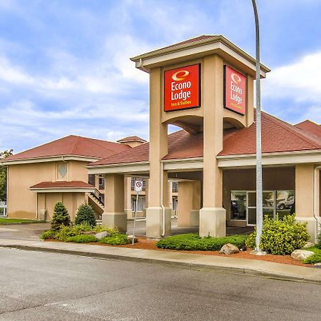 Econo Lodge Inn & Suites Летбридж Экстерьер фото
