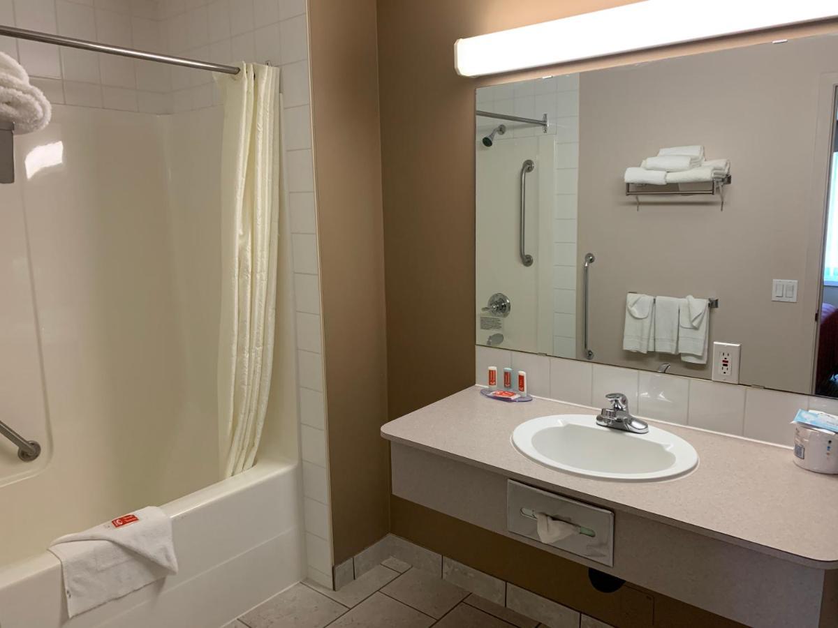 Econo Lodge Inn & Suites Летбридж Экстерьер фото