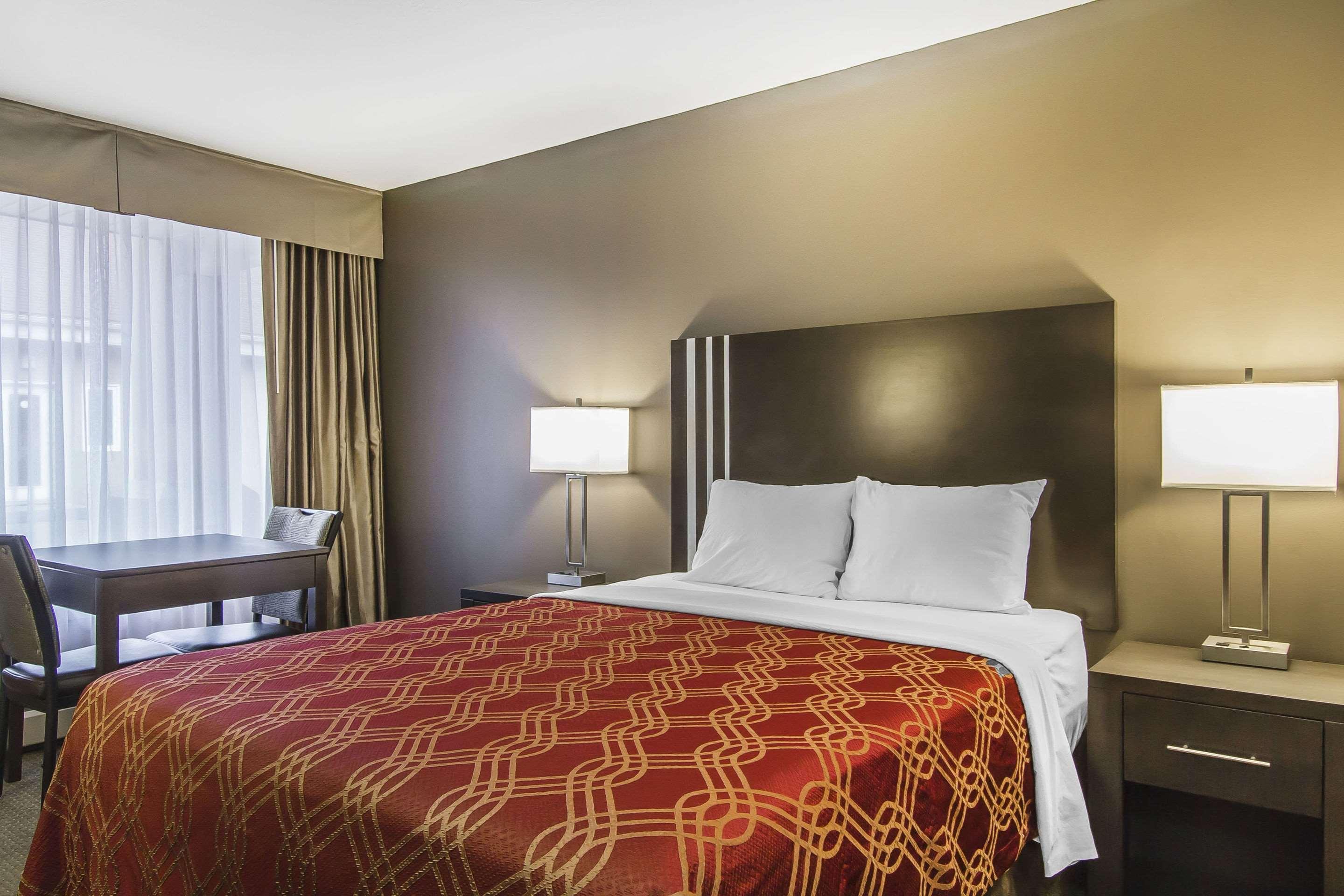 Econo Lodge Inn & Suites Летбридж Экстерьер фото