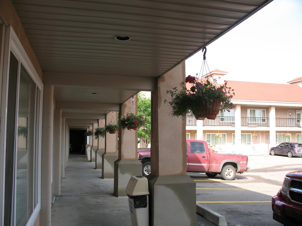 Econo Lodge Inn & Suites Летбридж Экстерьер фото