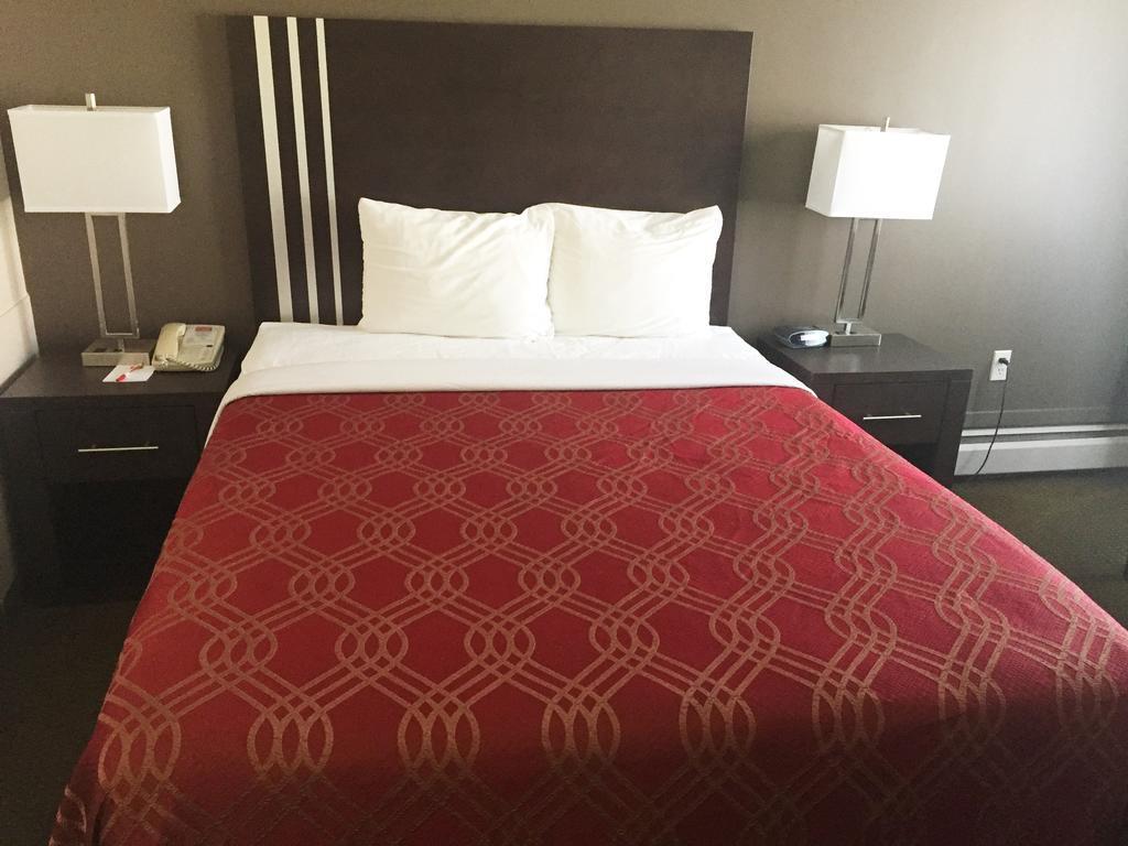 Econo Lodge Inn & Suites Летбридж Экстерьер фото