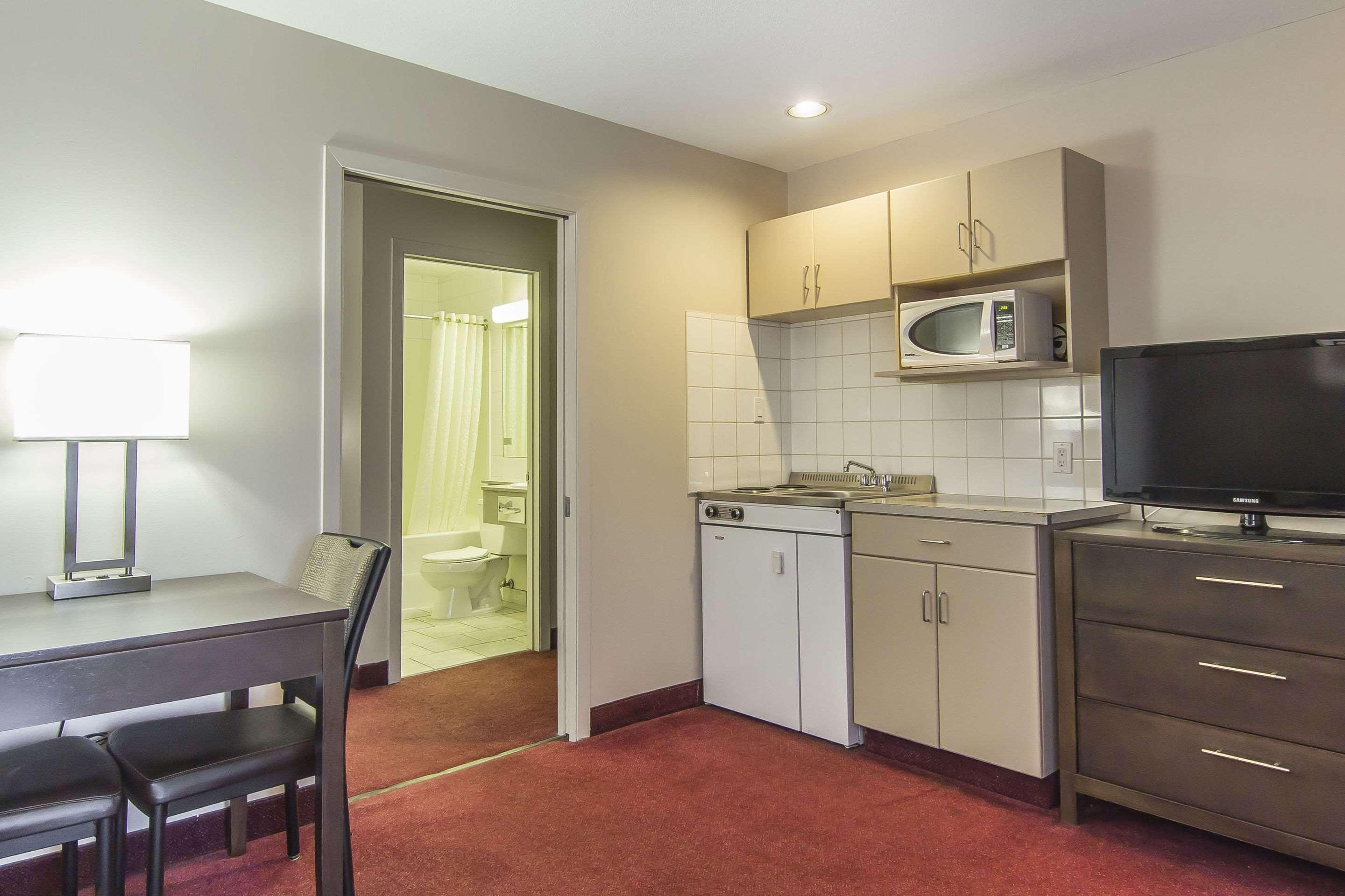 Econo Lodge Inn & Suites Летбридж Экстерьер фото