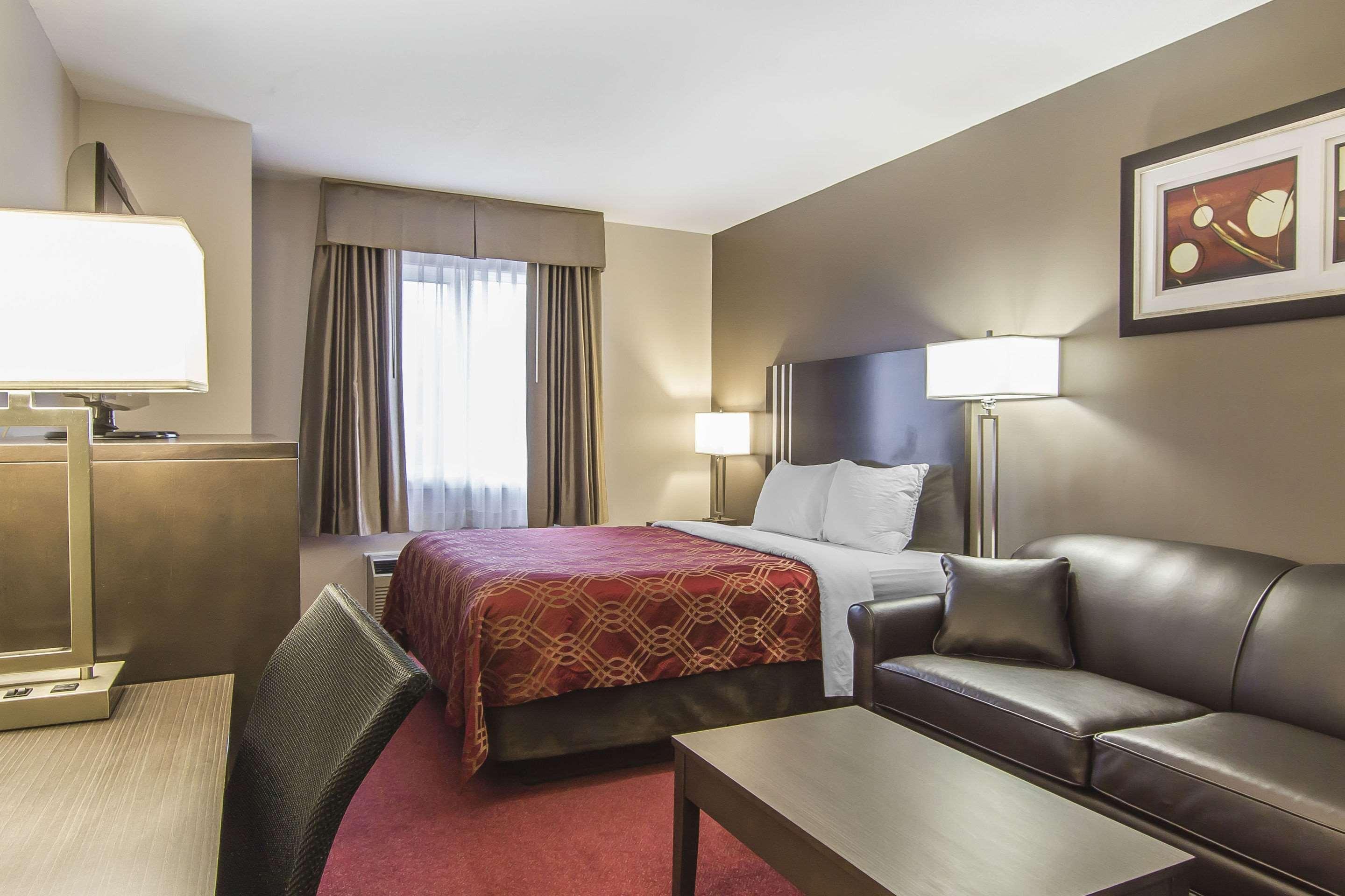 Econo Lodge Inn & Suites Летбридж Экстерьер фото
