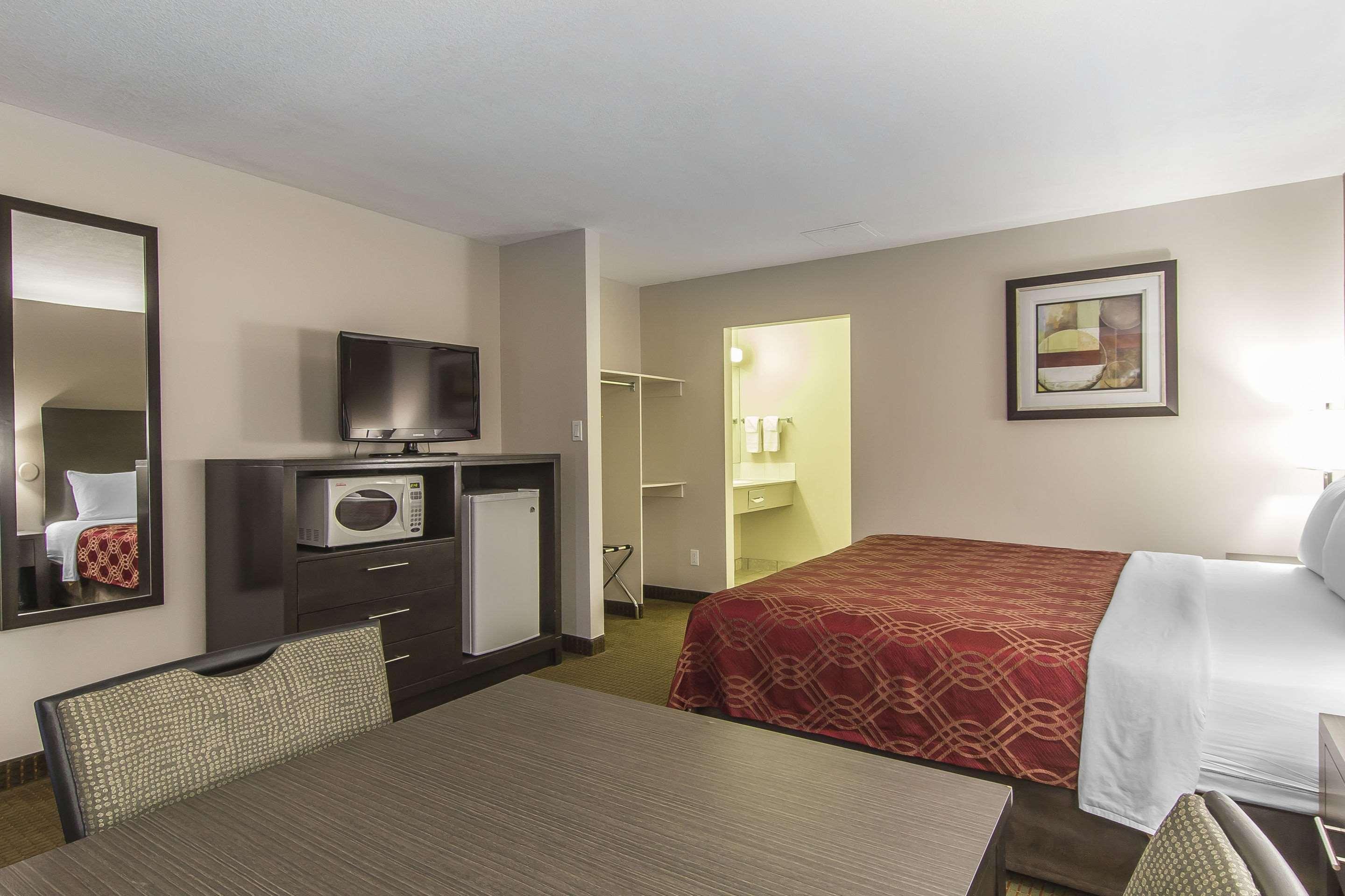 Econo Lodge Inn & Suites Летбридж Экстерьер фото