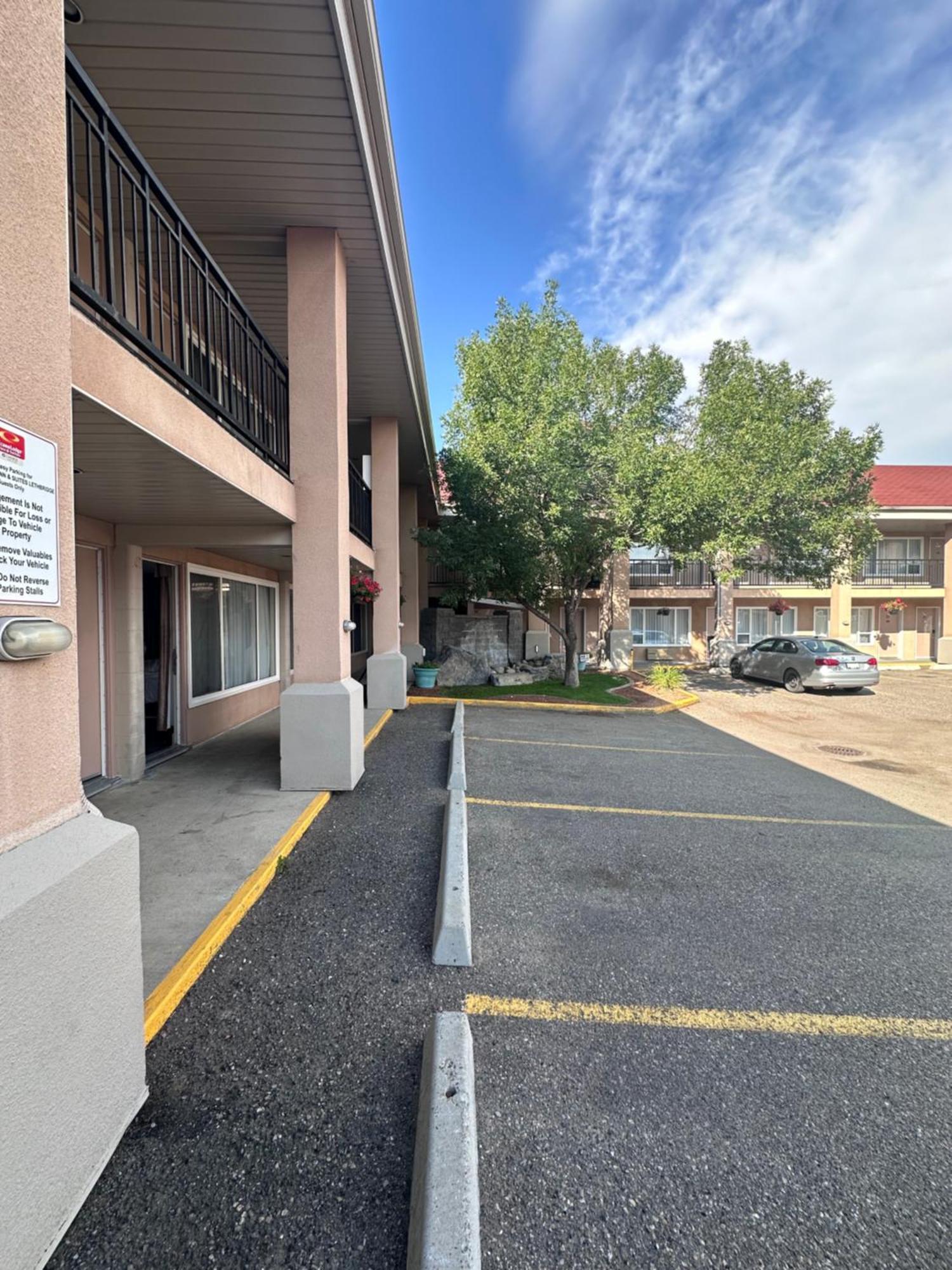 Econo Lodge Inn & Suites Летбридж Экстерьер фото