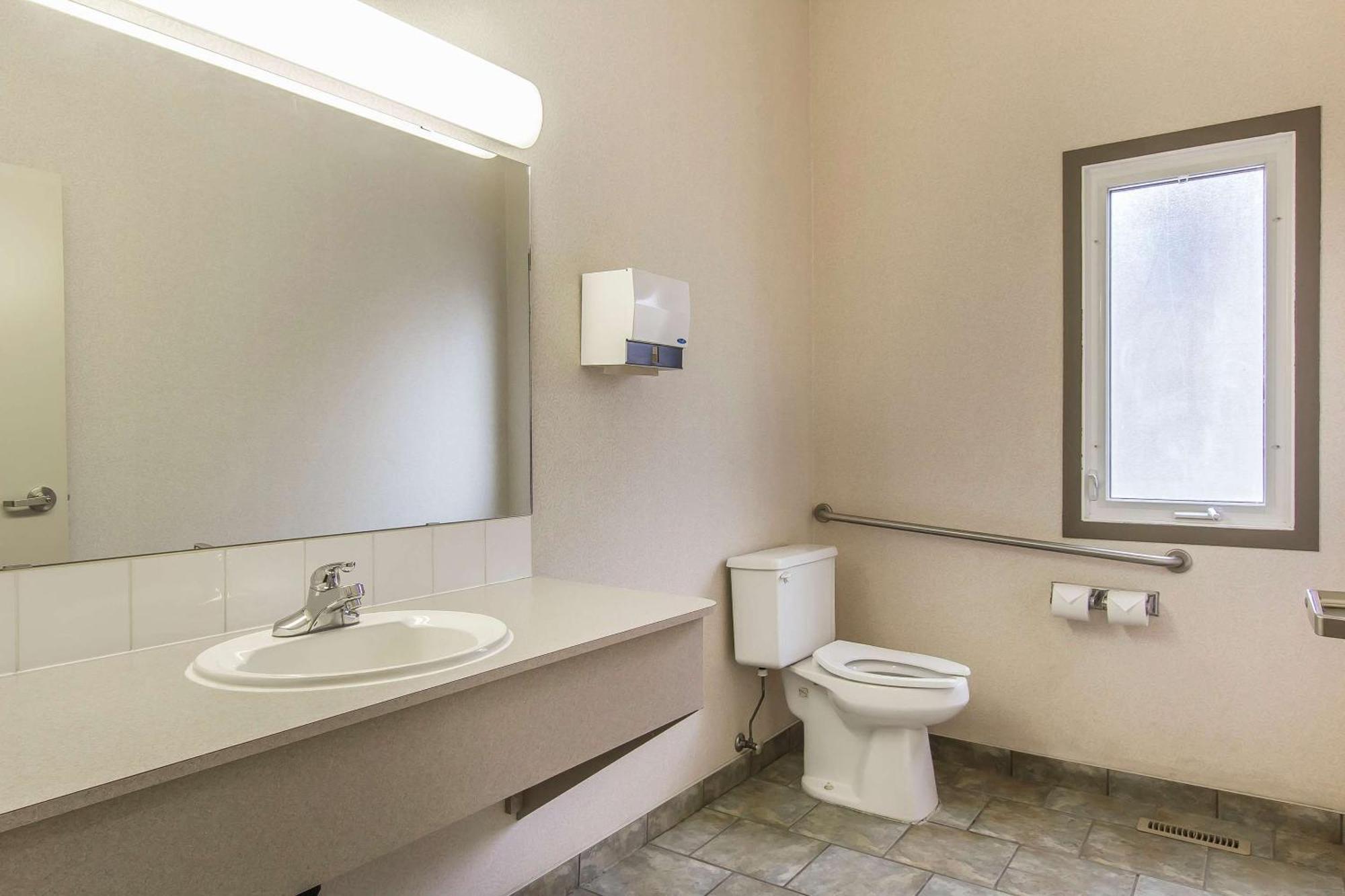 Econo Lodge Inn & Suites Летбридж Экстерьер фото