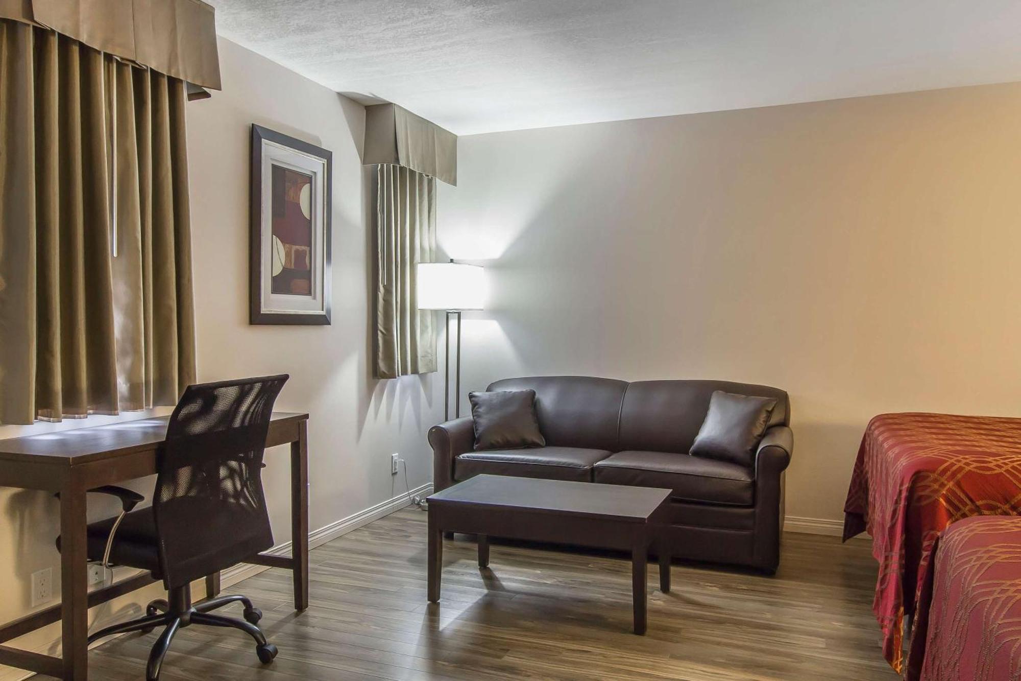 Econo Lodge Inn & Suites Летбридж Экстерьер фото