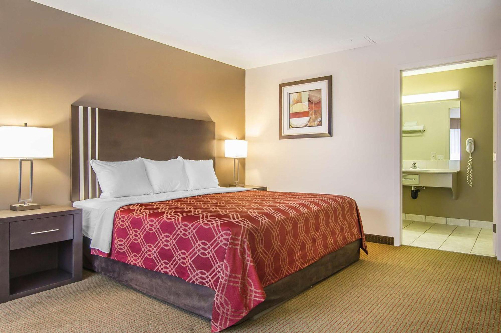 Econo Lodge Inn & Suites Летбридж Экстерьер фото